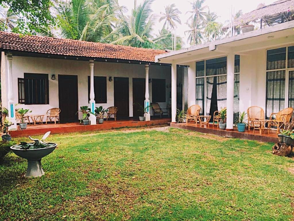 Lotus Surf House Hotel Midigama Exterior photo